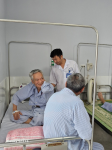 Giám đốc bệnh viện đa khoa huyện Thường Tín trực tiếp đi buồng thăm khám người bệnh