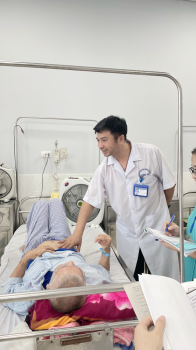 Giám đốc bệnh viện đa khoa huyện Thường Tín trực tiếp đi buồng thăm khám người bệnh